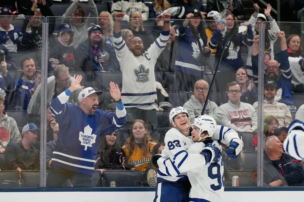Matthews reaches 700 games, scores to help the Maple Leafs beat the Blue Jackets 6-2